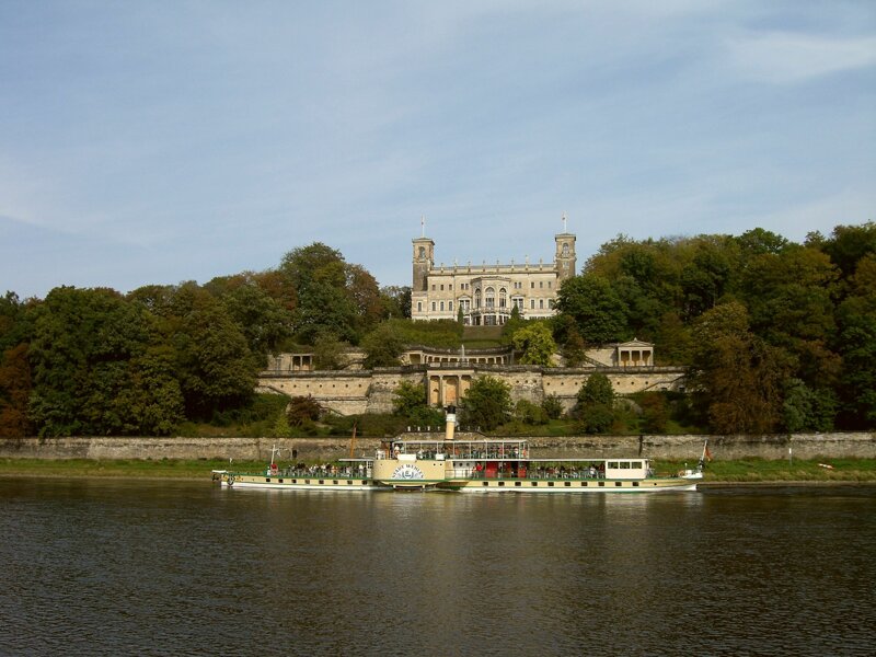 Loschwitz mit Schloss Albrechtsberg am Elbhang © Christoph Münch