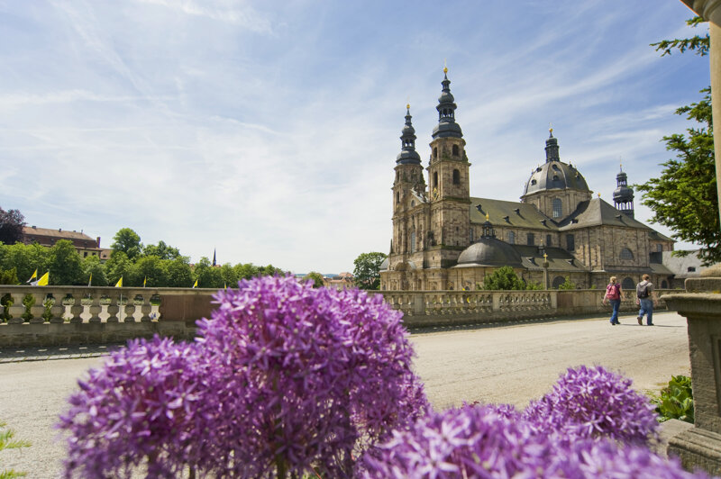 Dom zu Fulda im Sommer mit Michaelskirche