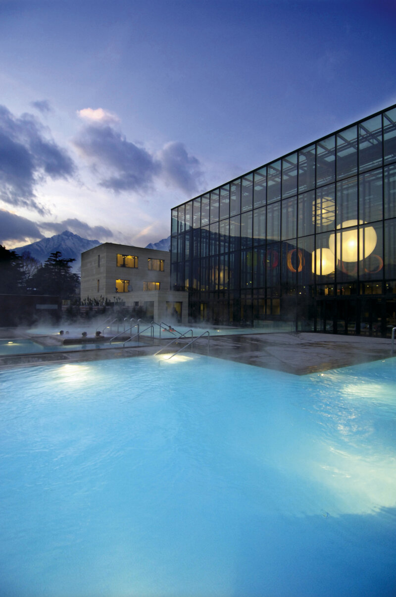 Therme Meran in Südtitol, Abendstimmung am Außenpool mit Blick auf das Bergpanorama