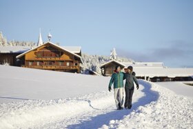 Winterwandern Paar c Kitzbüheler Alpen Marketing GmbH Simon Hausberger