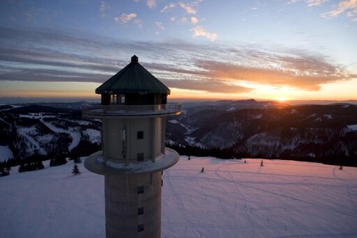 Blick auf den Feldbergturm beim Sonnenaufgang