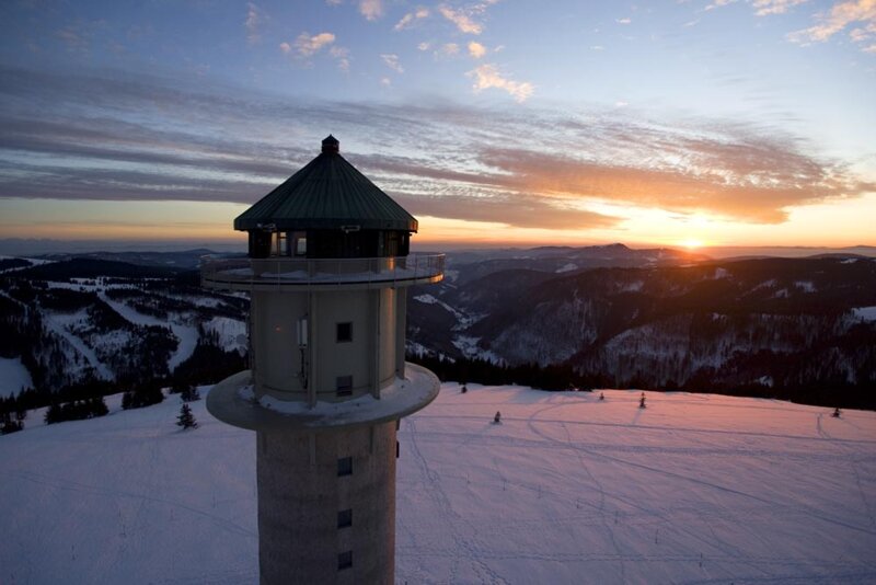 Feldbergturm beim Sonnenaufgang im Schwarzwald