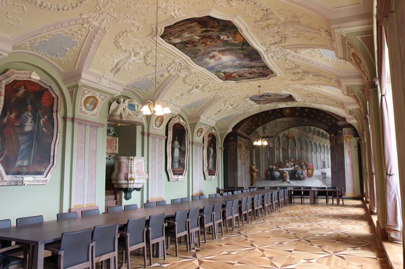 Kloster Tepla von innen mit langer Tafel