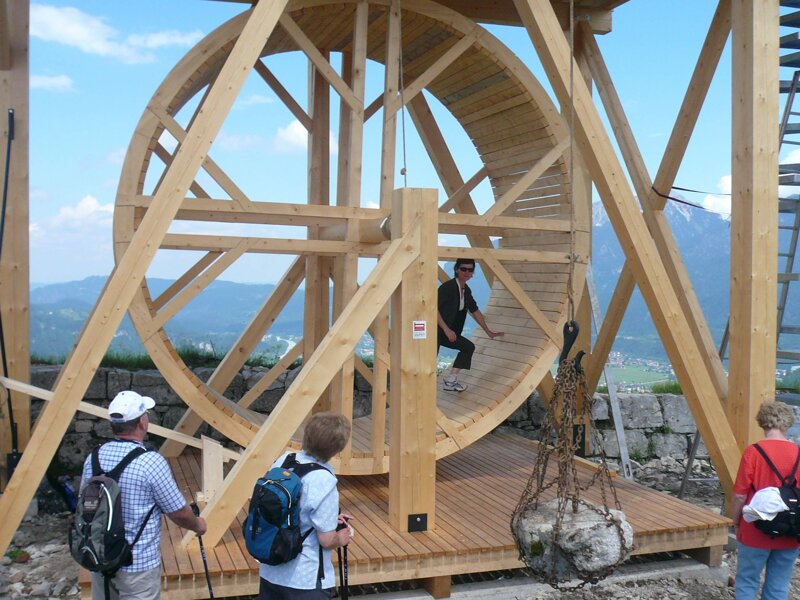 Laufrad aus Holz in der Burgenwelt Ehrenberg