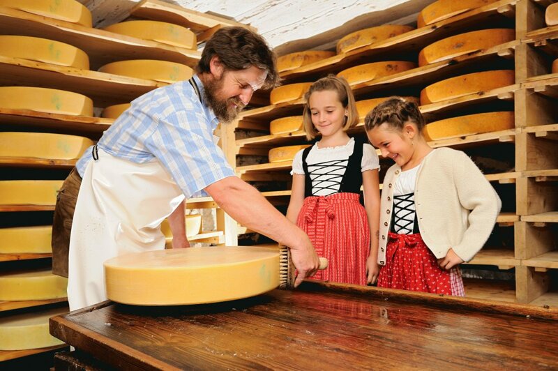 Kinder in der Käserei