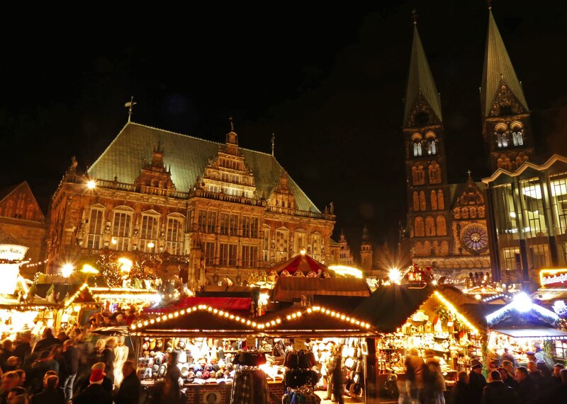 Bremer Marktplatz mit Rathaus und Dom in der Adventszeit