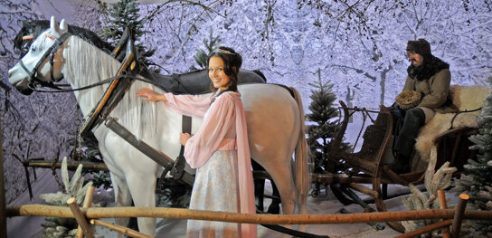Aschenbrödel am Pferdeschlitten c Schlösserland Sachsen, Claudia Hübschmann