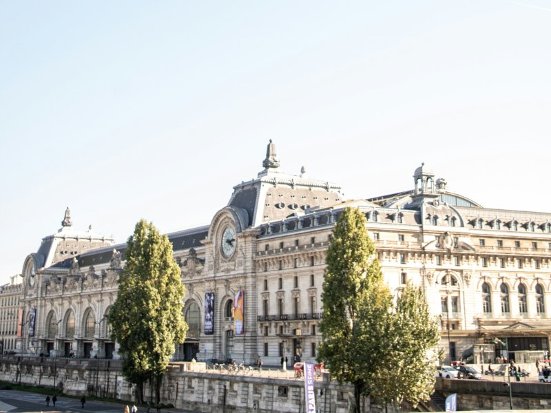 Ein Liebespaar flaniert durch Paris