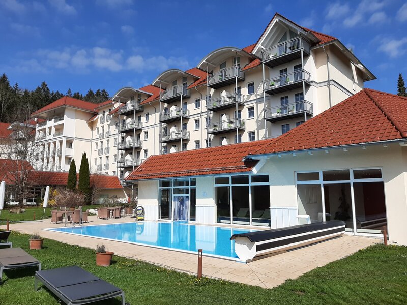 Best Western Plus Parkhotel Maximilian mit Pool von außen