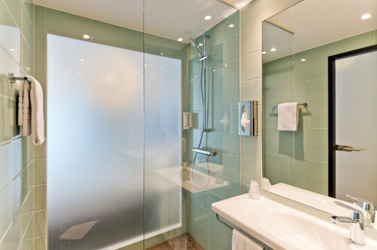 Badezimmer mit Dusche