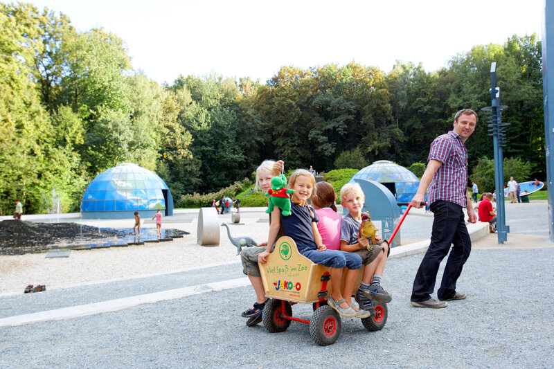 Familie mit Bollerwagen im Saurierpark Kleinwelka