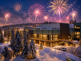 Hotel mit Feuerwerk 1