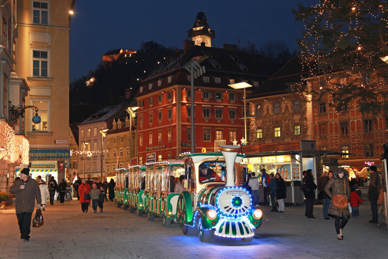 Der Adventszug zucket durch die Grazer Innenstadt, Start ist Start beim Christkindlmarkt am Hauptplatz.