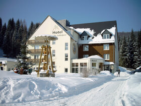 Hotel aussen Winter1