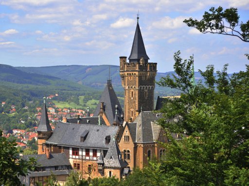 Märchenschloss über der bunten Stadt am Harz