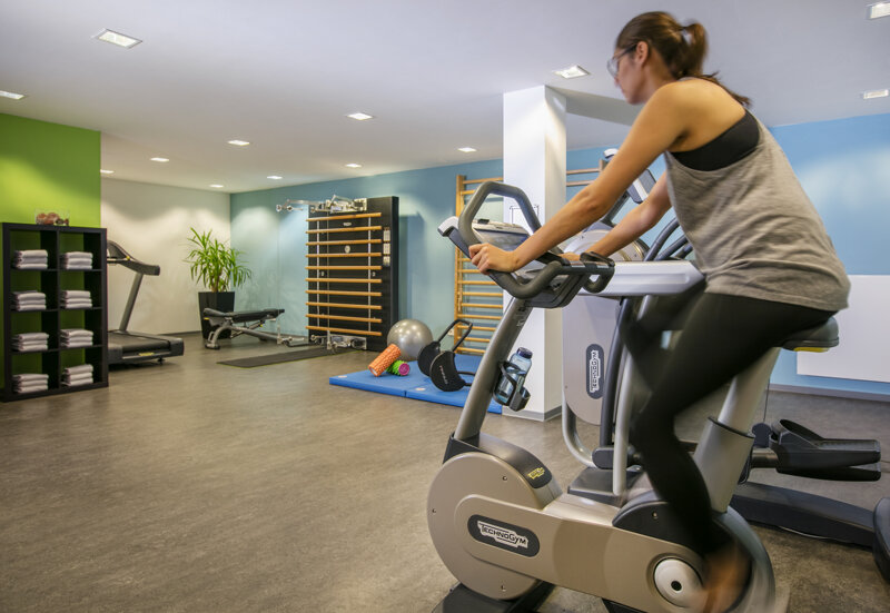 Frau im Fitnessraum