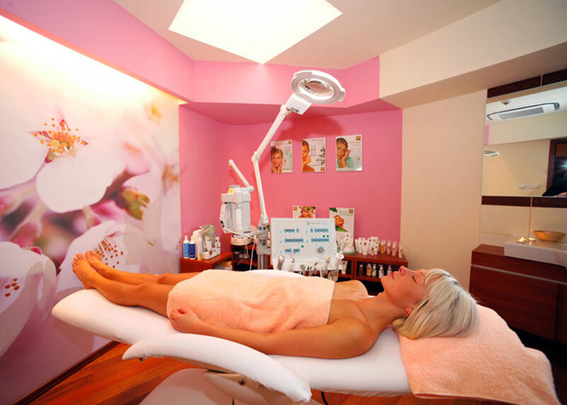 Frau auf einer Massageliege