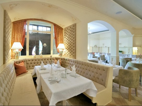 Restaurant mit gedeckten Tischen