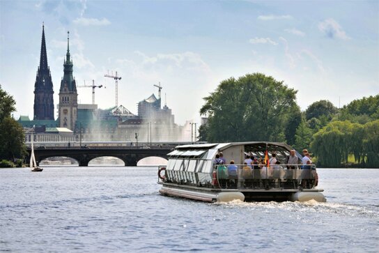 Boot auf der Alster c www.mediaserver.hamburg.de Roberto Kai Hegeler