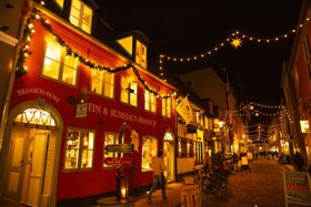 Rote Straße in der Weihnachtszeit-Peer CiprianiBewegtbild GmbH&Co.KG