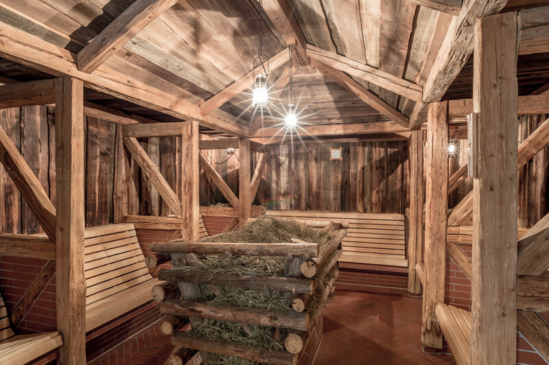 Sauna mit Heu in der Mitte