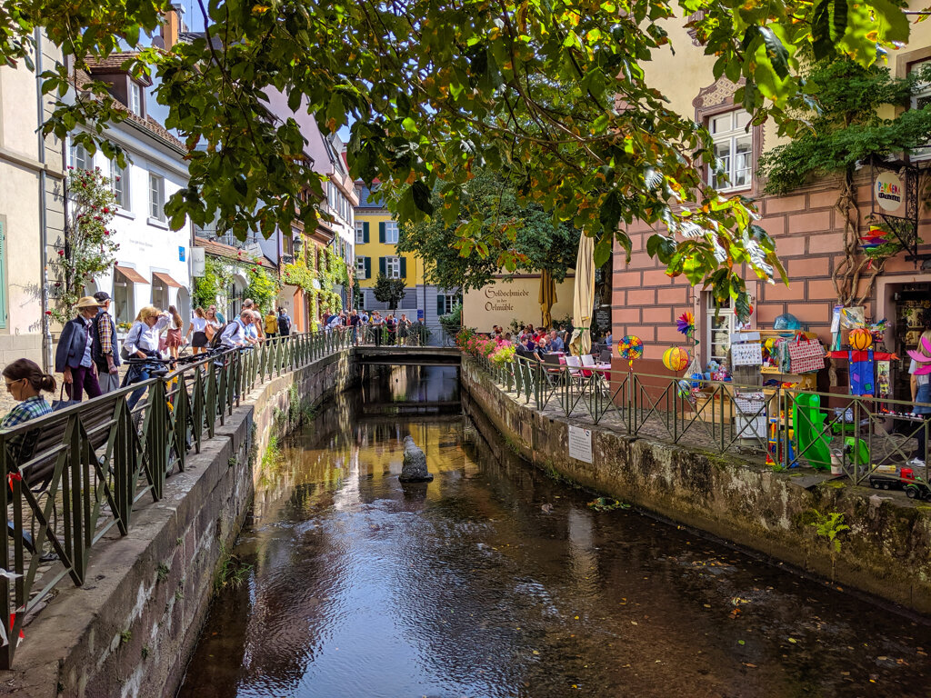 Kanal in Freiburg im Sommer
