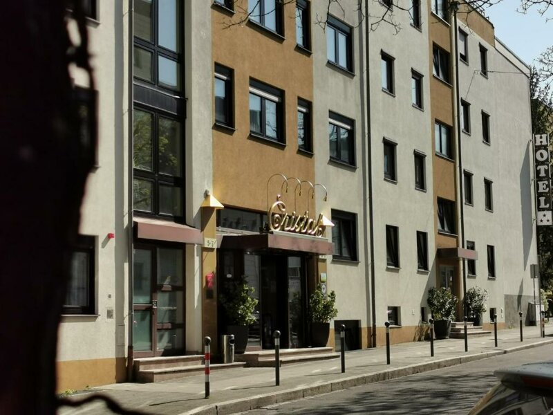 Eingang des Hotel Cristal