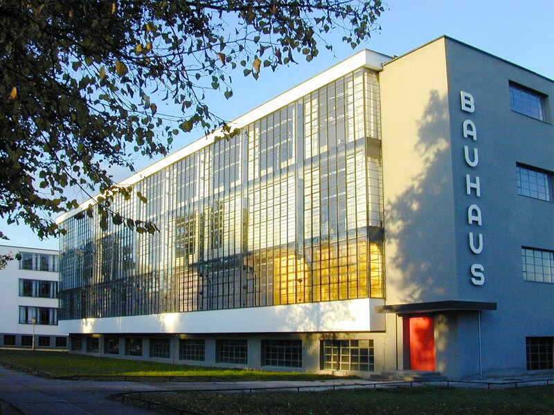Das Bauhaus-Hauptgebäude in Dessau – entworfen von Walter Gropius, erbaut 1925/26