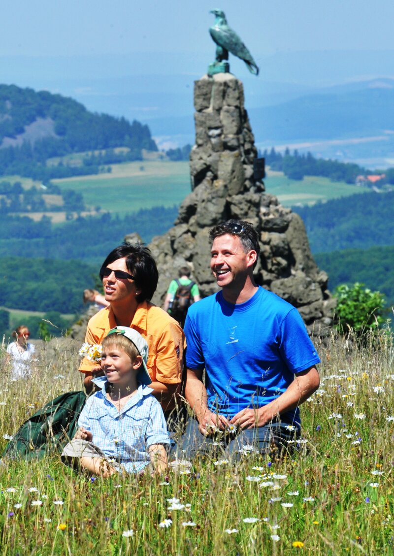Wanderer am Fliegerdenkmal auf der Wasserkuppe
