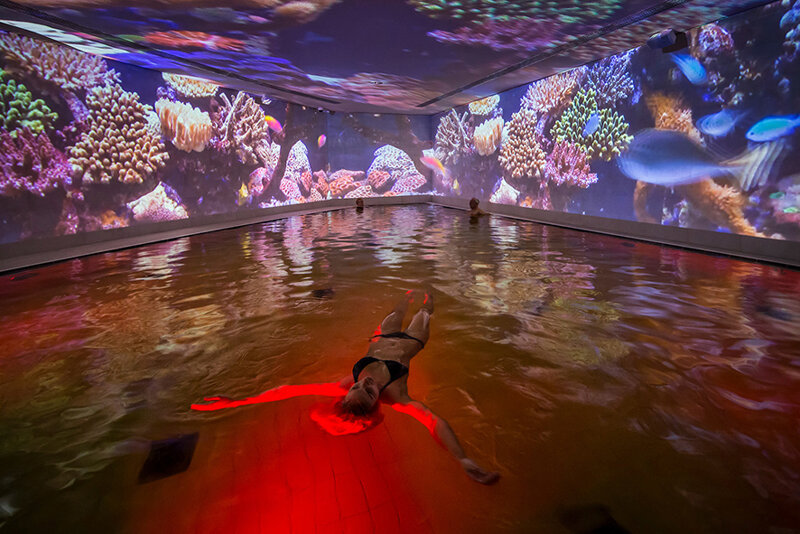 Pool mit Projektionsfläche