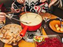 Einsteigen, eintunken: Rhein-Schifffahrt mit Fondue