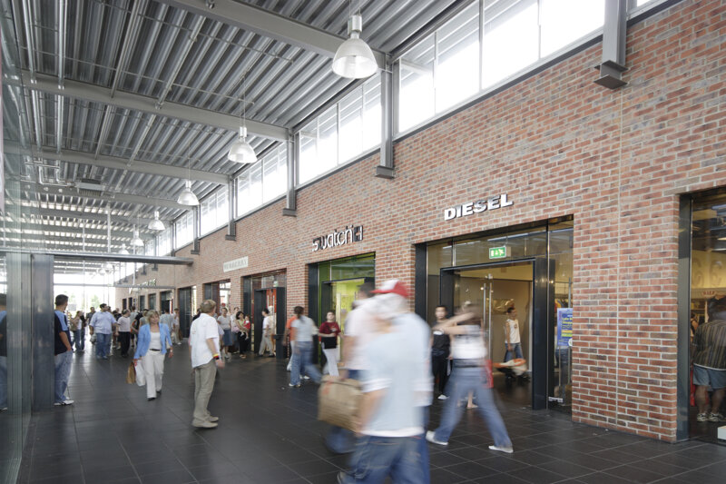 überdachte Straße Outletcenter