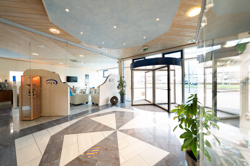 Lobby mit Steinfußboden und Drehtür