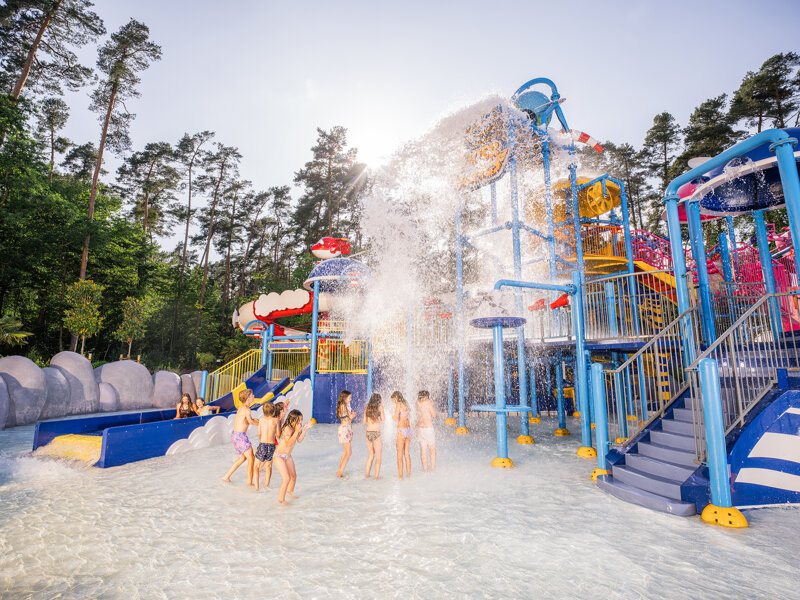 Wasserfontänen vor kleinen Fachwerkhäusern