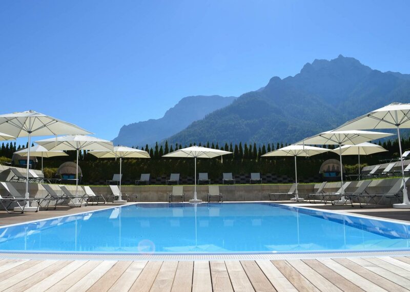 Outdoor-Pool mit Sonnenschirmen mit Liegen