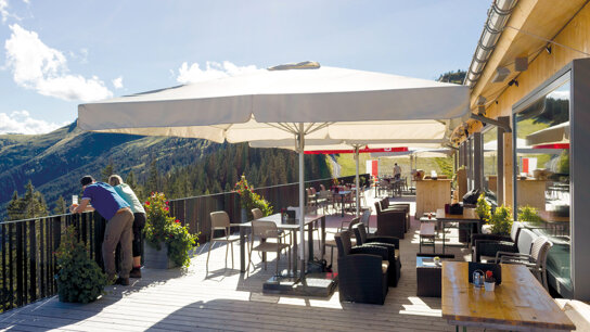 Terrasse mit Bestuhlung und Sonnenschirmen