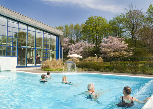 SauerlandBad Außenbecken mit Menschen