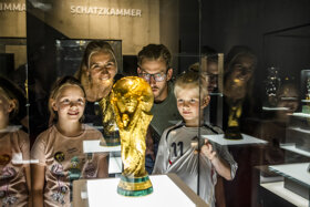 Familie mit WM-Pokal
