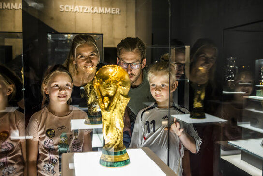 Familie mit WM-Pokal