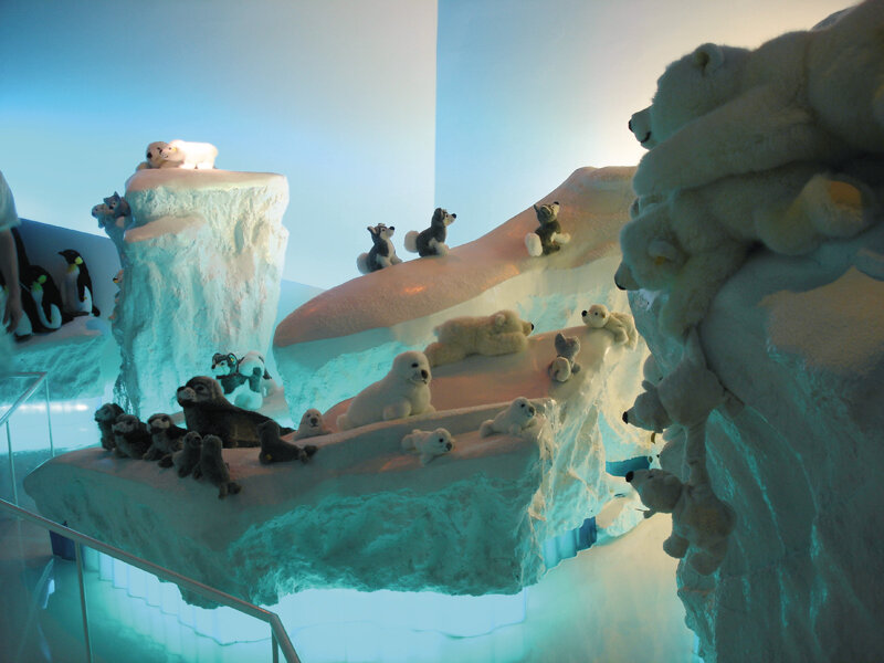 Diorama mit Stofftieren