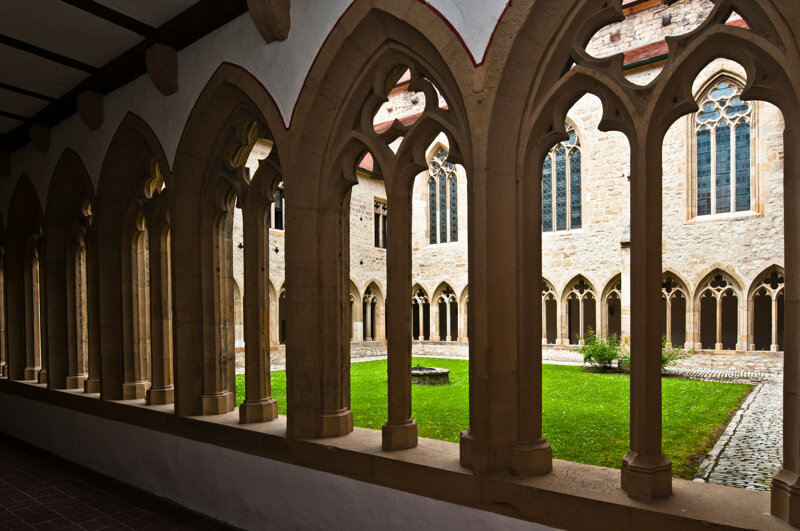 Innenhof mit Säulen