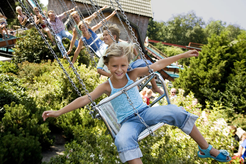 Kinder auf dem Kettenkarussell