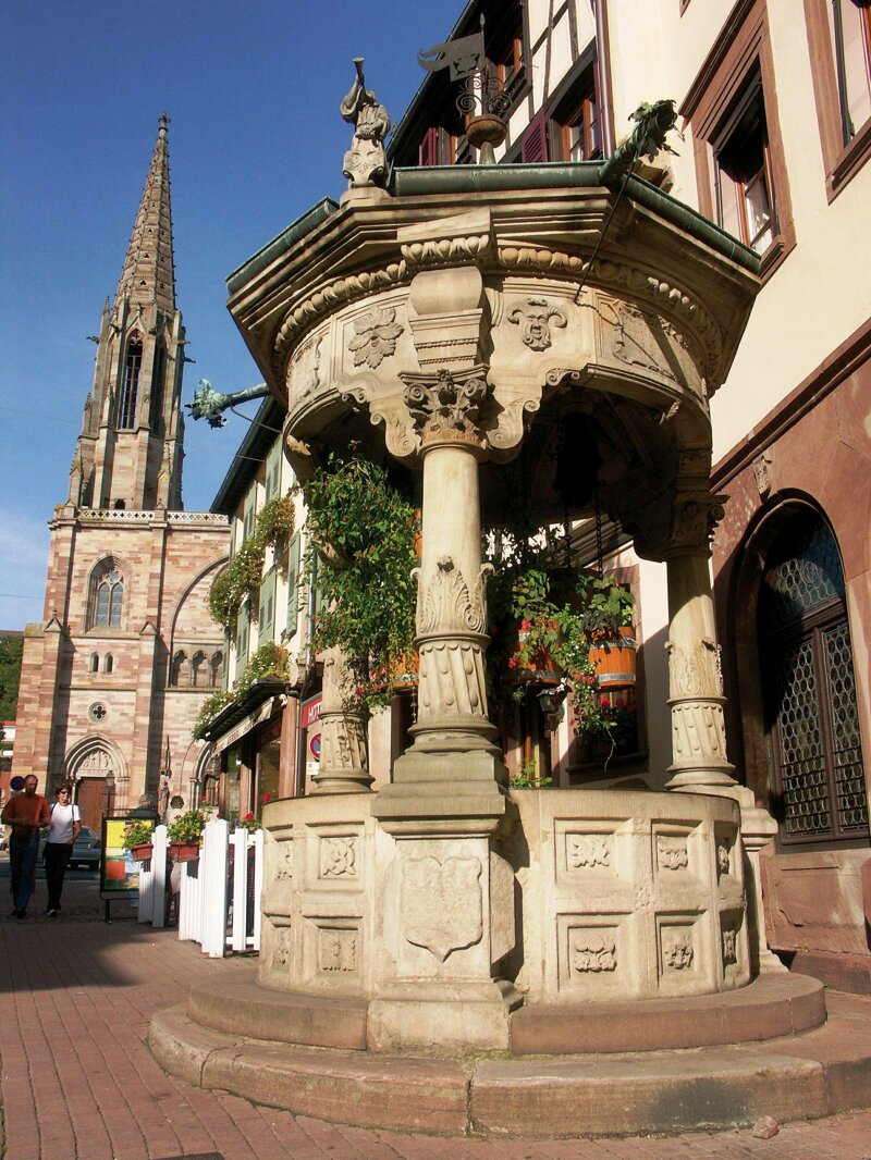 Sechseimerbrunnen (Puits à six seaux) in Obernai aus dem Jahr 1579