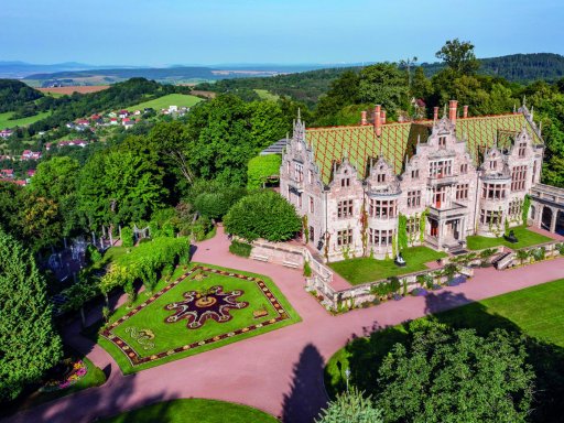 Prachtschloss im Grünen und Quelle am Burgberg