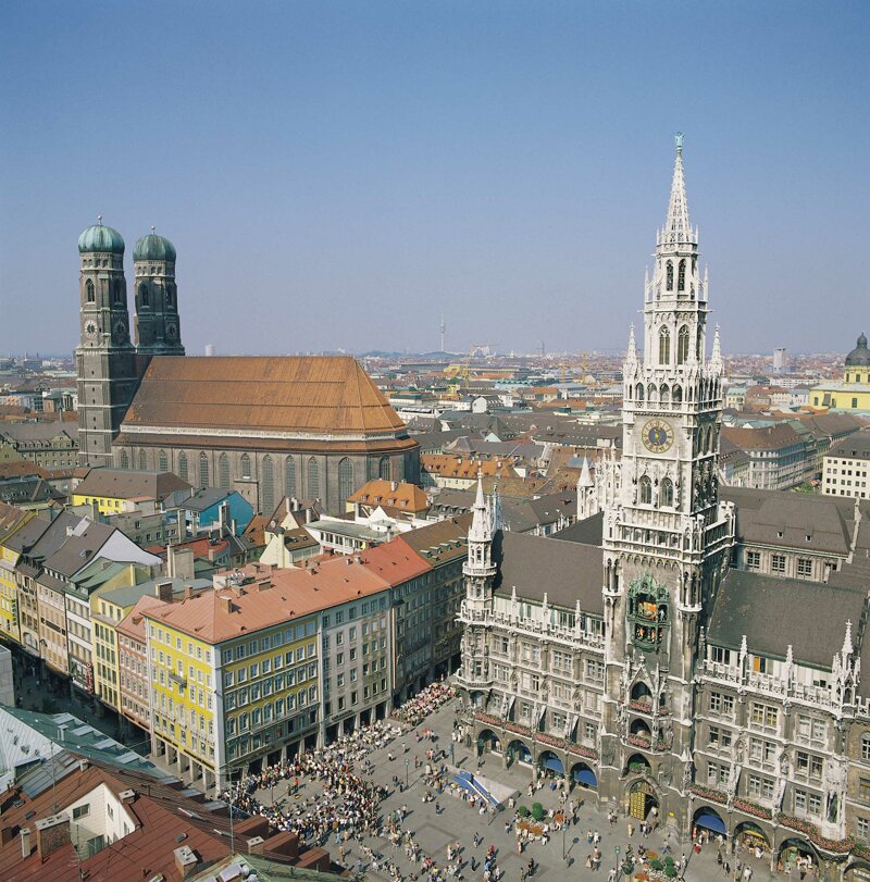 Münchner Marienplatz mit Neuem Rathaus und Frauenkirche – Städtereise Bayern