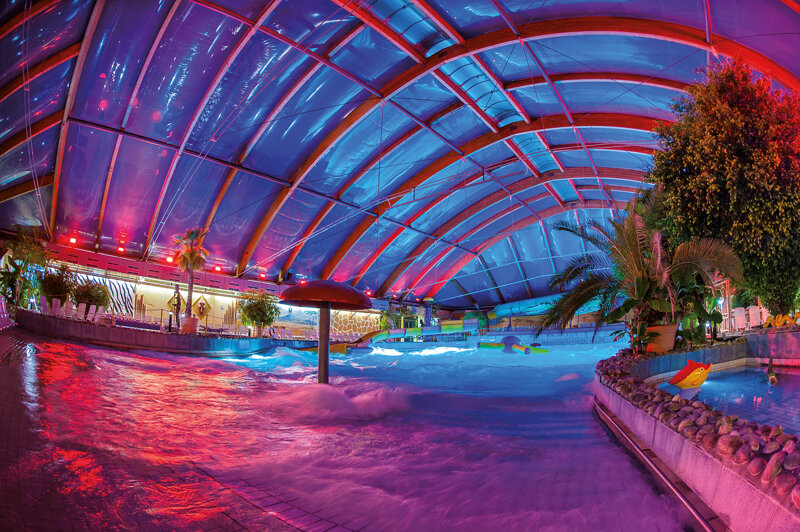 Erlebnisbad Miramar in Weinheim - Wellenbad beleutet