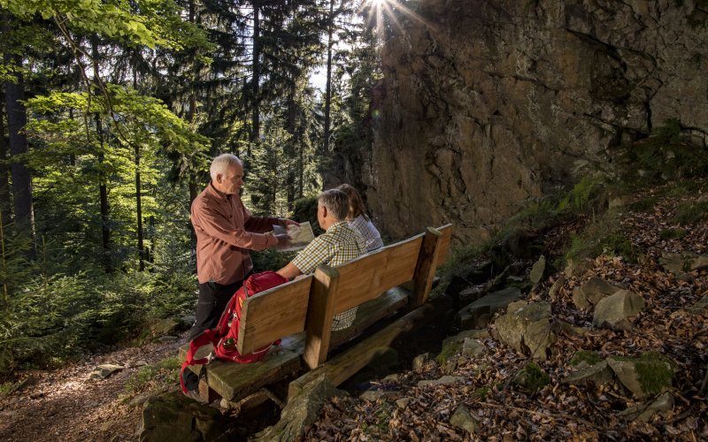 Drei Wanderer am Berleburger Schieferpfad im Sauerland
