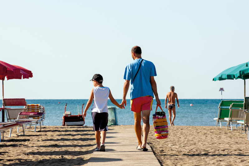 Vater und Sohn Strand in Italien