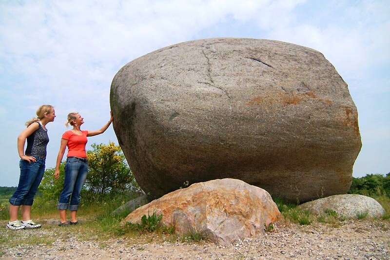 Paar mit großes Steinbrocken