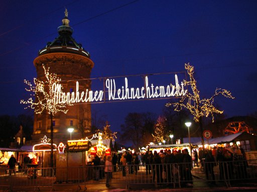 Weihnachtsmarkt-Stände und das Schloss Heidelberg im Hintergrund